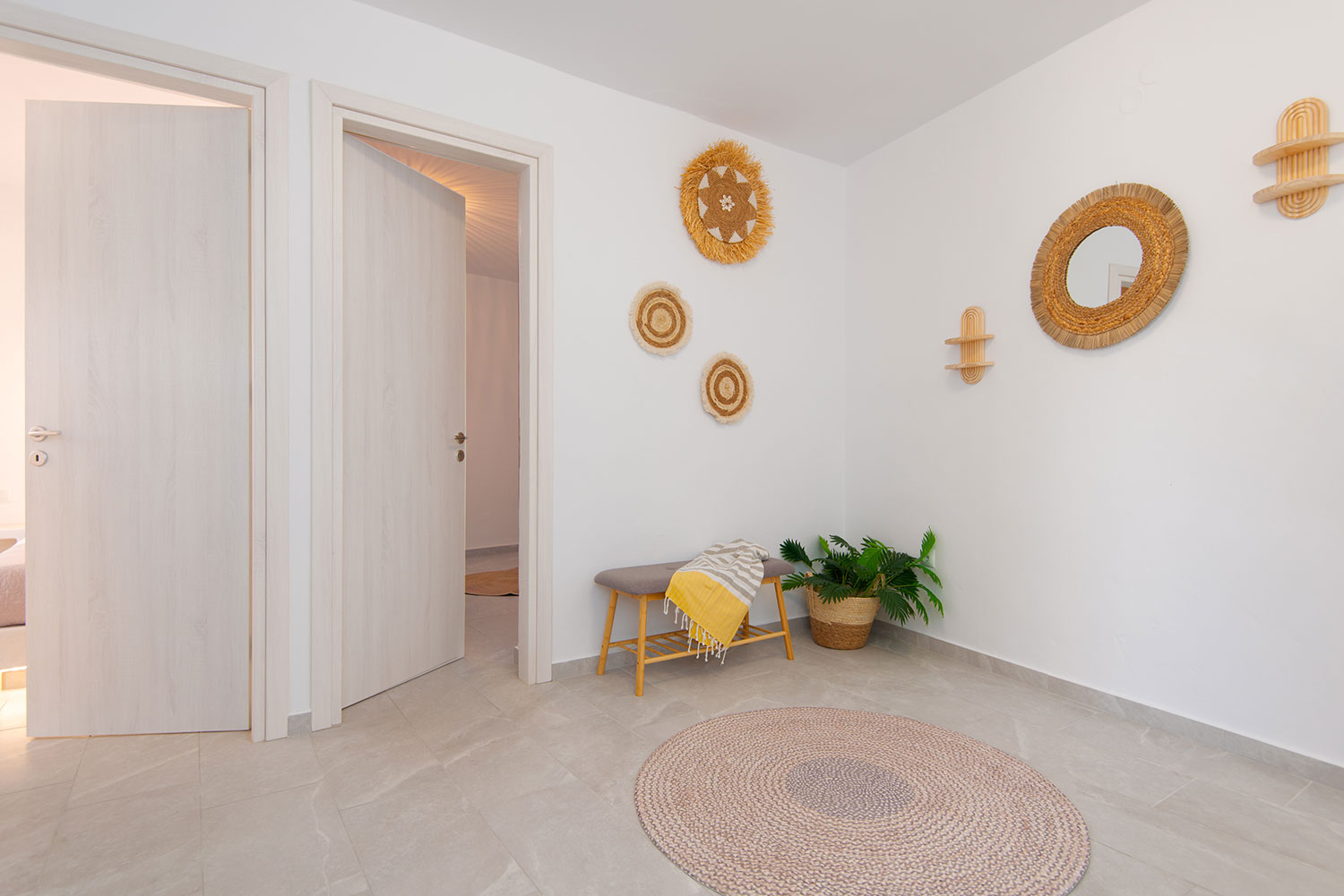 Μοντέρνος εσωτερικός χώρος με φυσικούς τόνους στο Artemaki House