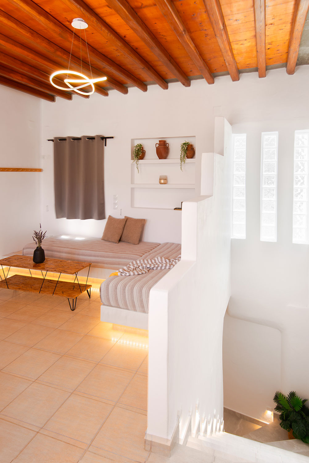 Εσωτερική σκάλα και όροφος παραδοσιακής μεζονέτας στη Σίφνο