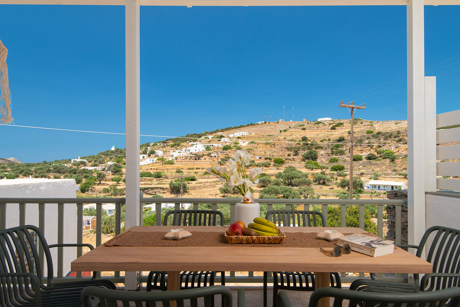 Θέα από το Artemaki House στον Αρτεμώνα και το σιφνέικο τοπίο