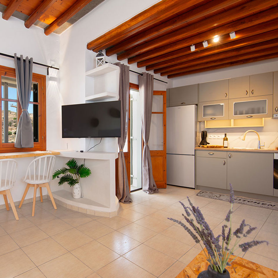 Πάσο με σκαμπό και θέα στον Αρτεμώνα Σίφνου στο Artemaki House, δίπλα στην κουζίνα