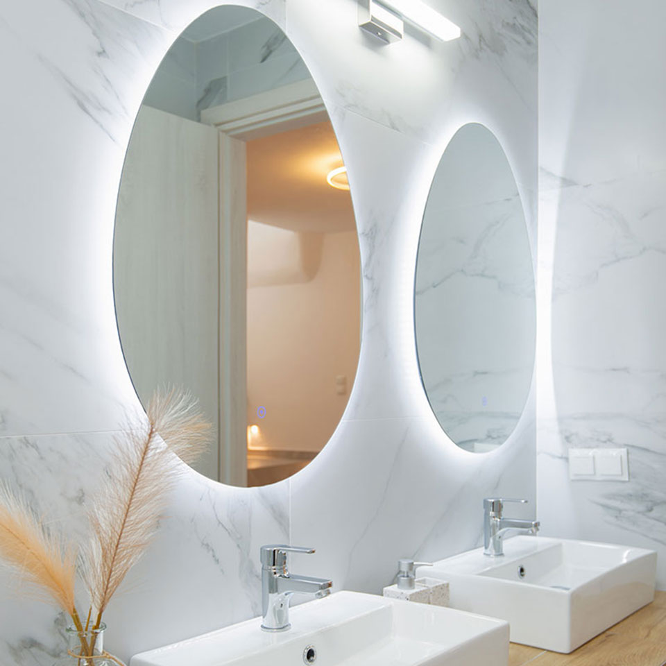 Μοντέρνο μπάνιο με διπλό νιπτήρα, ξύλινο πάγκο και φωτιζόμενους καθρέφτες