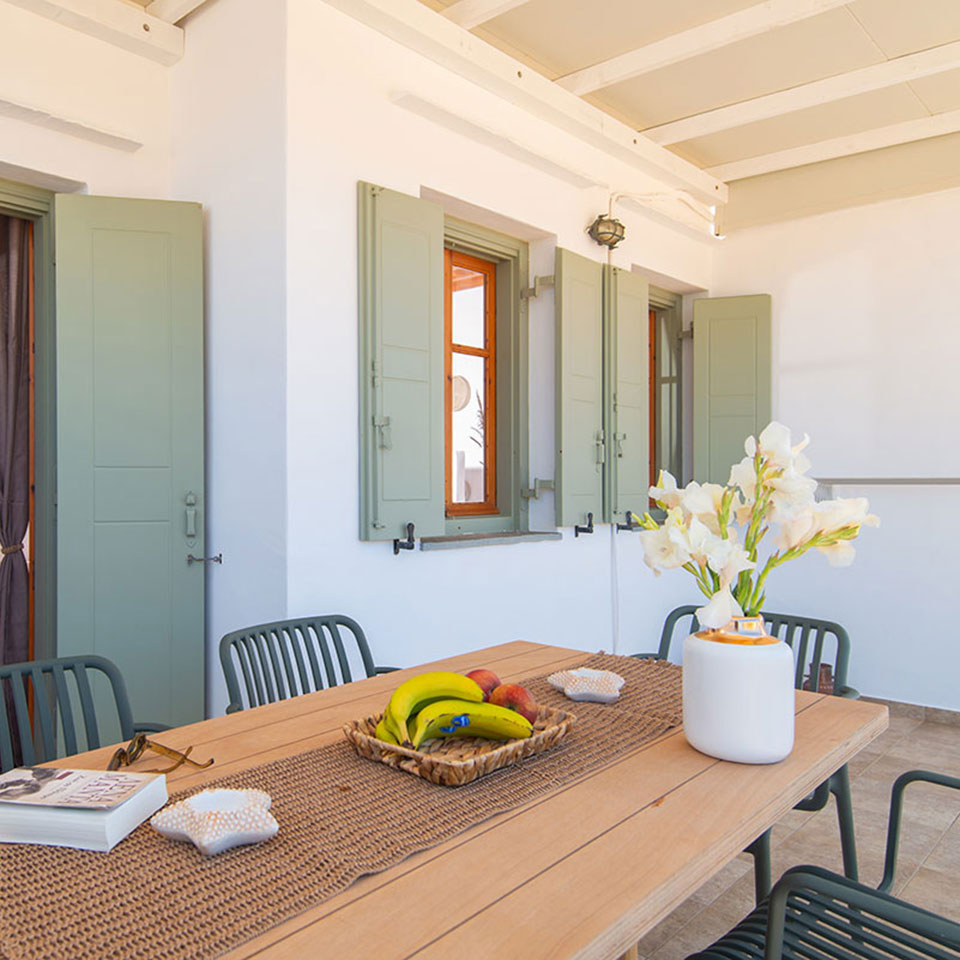 Μεγάλη βεράντα στο Artemaki house στη Σίφνο
